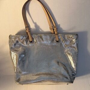 Micheal Kors Pre Owned Leather Metallic bag Tote Silver